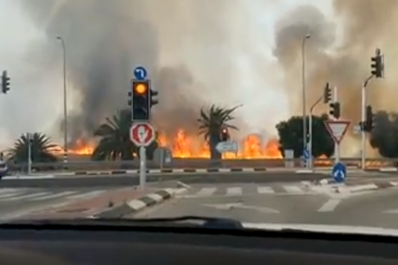 Gaza terror arson threatening Israeli Highway 232. Source: Screenshot.