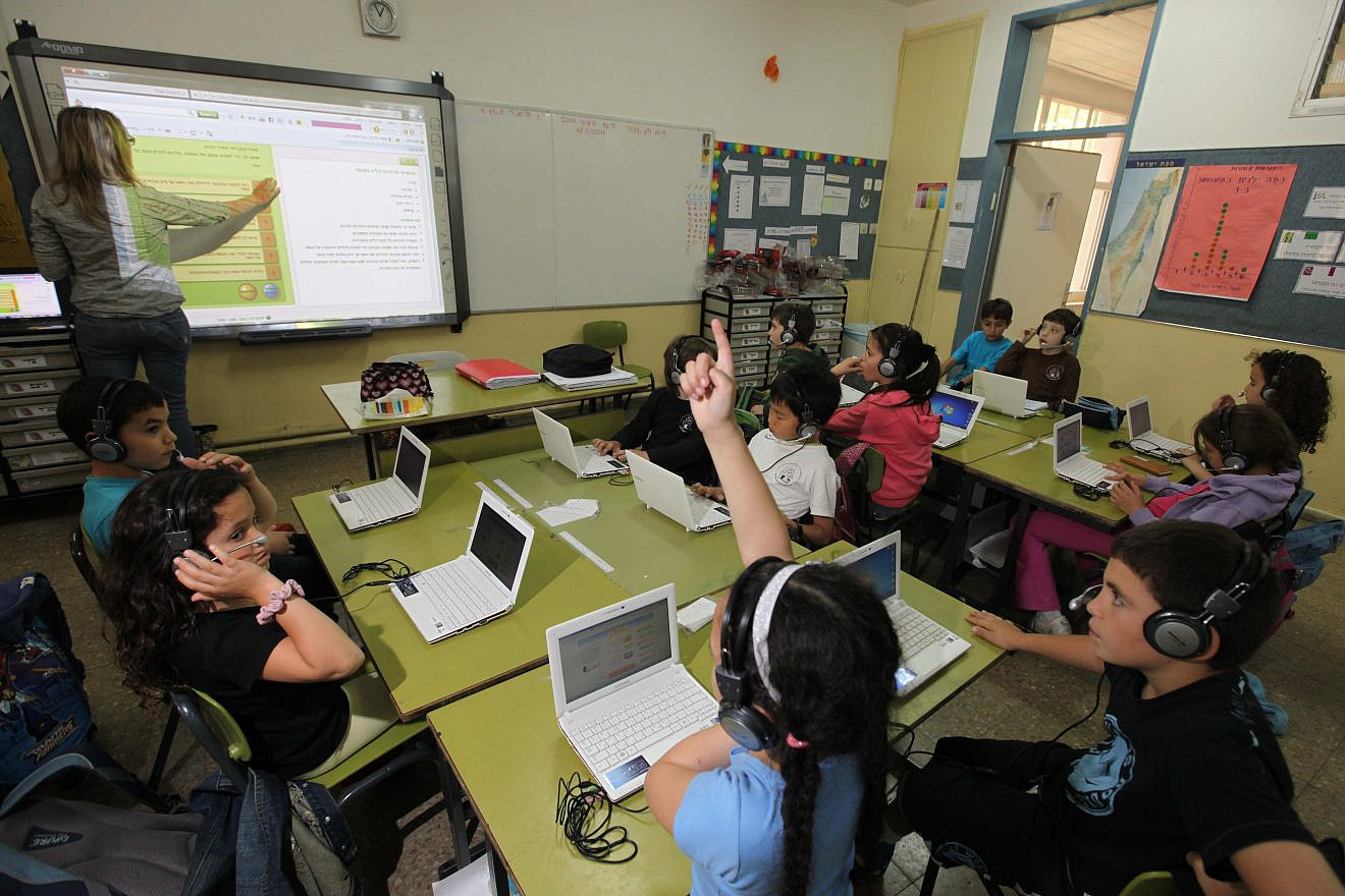 Israeli children in second grade (7 and 8 years old) use computers in a classroom during a lesson at the "Janusz Korczak" school  in Jerusalem, on May 17, 2011. Photo by Kobi Gideon/Flash90.