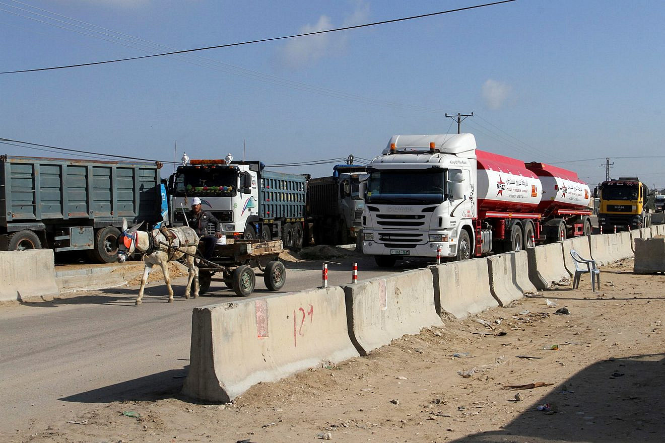 A Palestinian truck loaded with gas enters the Gaza Strip from Israel through the Kerem Shalom crossing, on March 15, 2015. Photo by Abed Rahim Khatib/Flash90.
