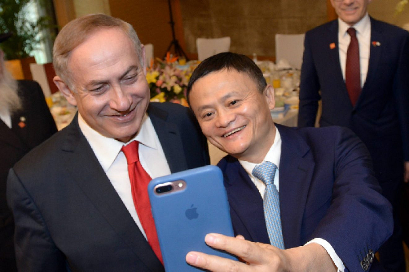 Israeli Prime Minister Benjamin Netanyahu takes a selfie with chairman of Alibaba, Jack Ma, during a meeting with leaders of large corporations in China, during Netanyahu's visit to China on March 20, 2017. Photo by Haim Zach/GPO.