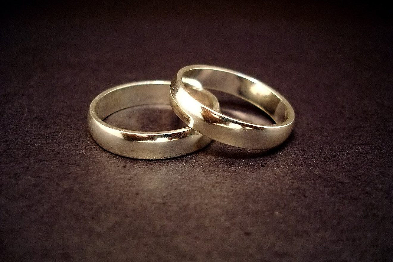 Wedding rings. Credit: Jeff Belmonte from Cuiabá, Brazil on Flickr via Wikimedia Commons.