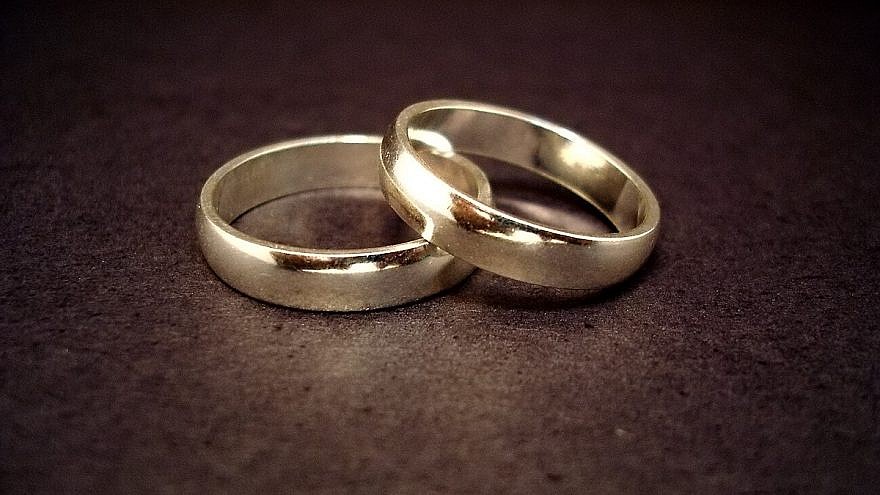 Wedding rings. Credit: Jeff Belmonte from Cuiabá, Brazil on Flickr via Wikimedia Commons.