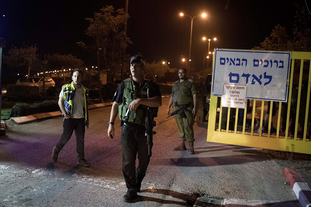 Israeli security forces at the scene of a stabbing attack in the Jewish settlement of Adam on July 26, 2018. Photo by Hadas Parush/Flash90.