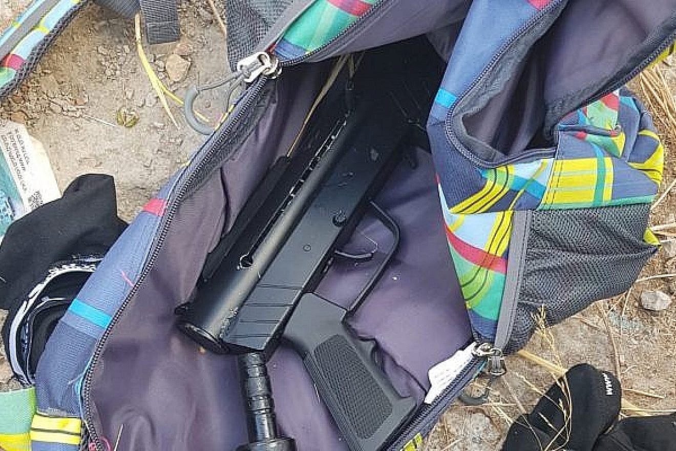 Submachine guns uncovered by the Israeli Border Police upon apprehension of Arab infiltrators from Shechem. Source: Border Police.