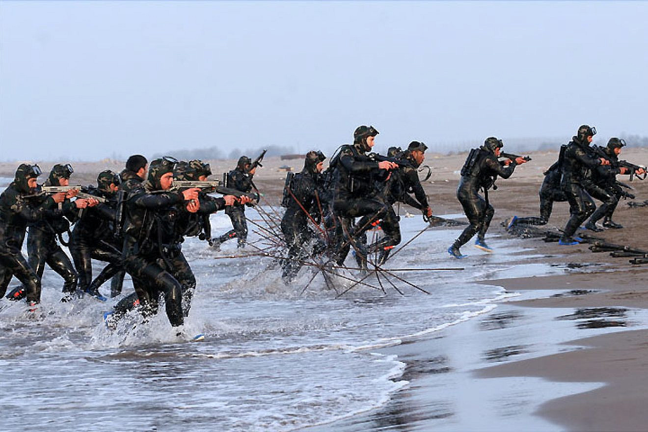 Islamic Revolutionary Guard Corps commandos participate in Iran's “Great Prophet IX” military exercise in the Strait of Hormuz. Credit: Sayyed Shahab Odin Vajedi/Wikimedia Commons.