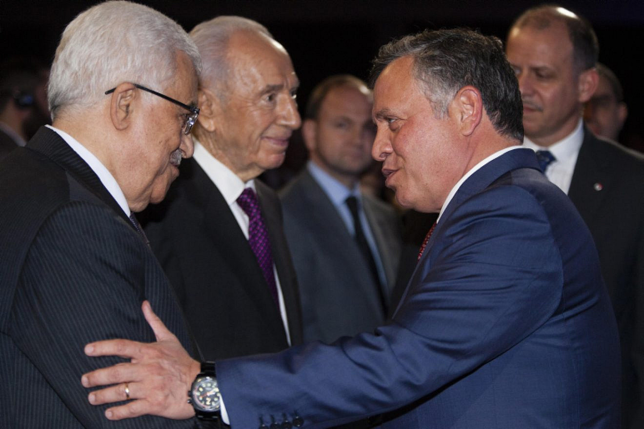 Palestinian Authority leader Mahmoud Abbas (left) speaks with Jordan's King Abdullah II as Israel's President Shimon Peres stands by, at the World Economic Forum on the Middle East and North Africa 2013, in Amman. May 26, 2013. Photo by Flash90.