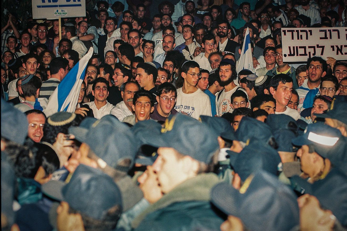 Thousands of Israelis in Jerusalem protest the Oslo Accords, Oct. 5, 1995. Photo by Flash90.
