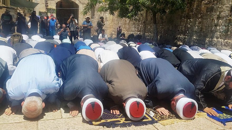 Muslims praying at the entrance to the Temple Mount. They refused to go through the metal detectors, July 14, 2007, (Credit: Wikipedia)