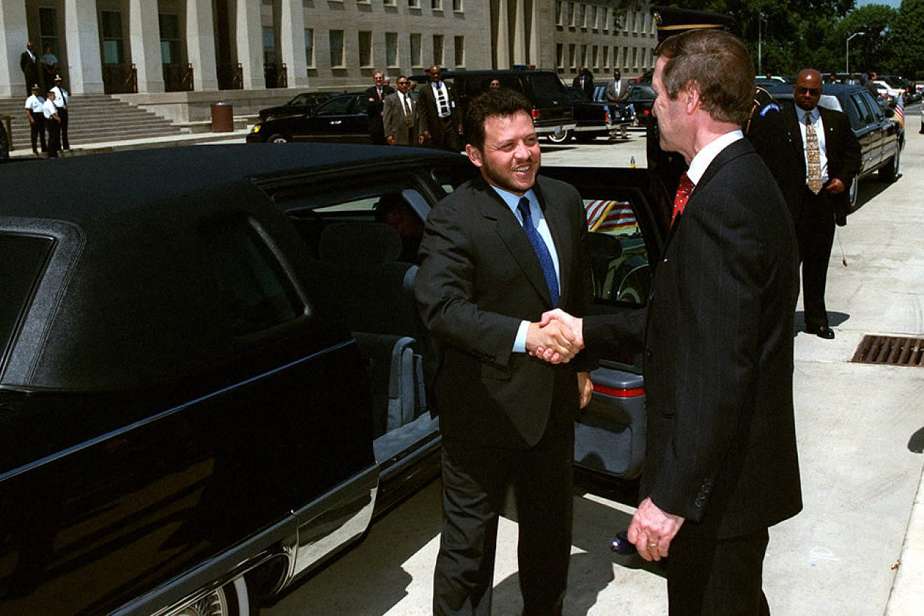 Abdullah of Jordan during his first visit to the United States as king in May 1999, five years after the land-lease agreement with Israel. He is welcomed by former Secretary of Defense William Cohen (right) as he arrives at the Pentagon. Credit: Wikimedia Commons.