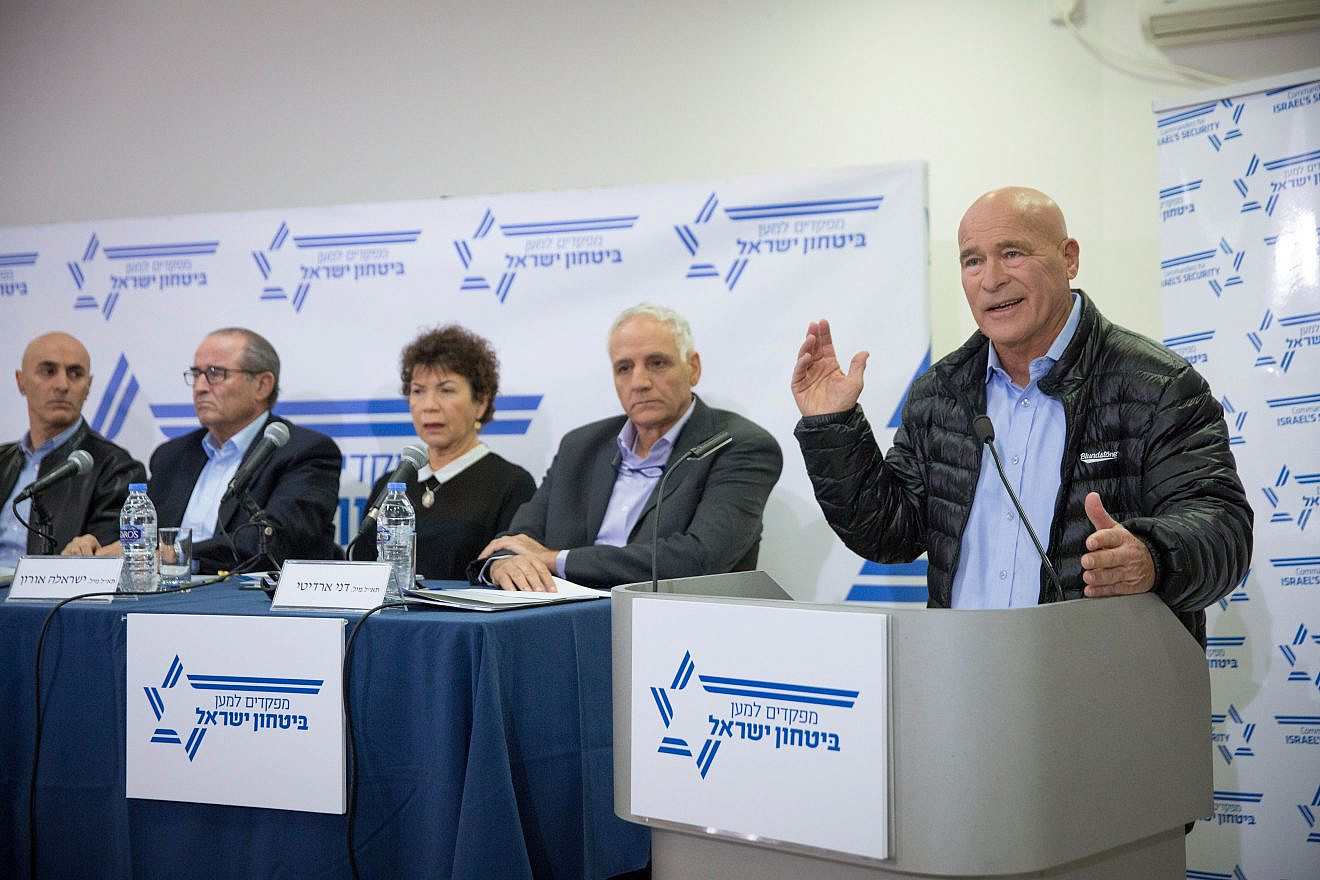 Former commissioner of the Israeli Police Assaf Hefetz attends a press conference organized by “Commanders for Israel's Security” in Tel Aviv, on Jan. 15, 2017. Photo by Miriam Alster/Flash90.