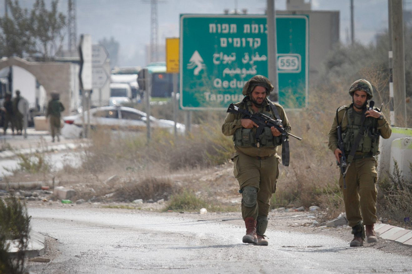 Israeli soldiers near the scene after a Palestinian assailant stabbed a reserve soldier at a bus stop near entrance to Shechem/Nablus, Oct. 11, 2018. Photo by Nasser Ishtayeh/Flash90.
