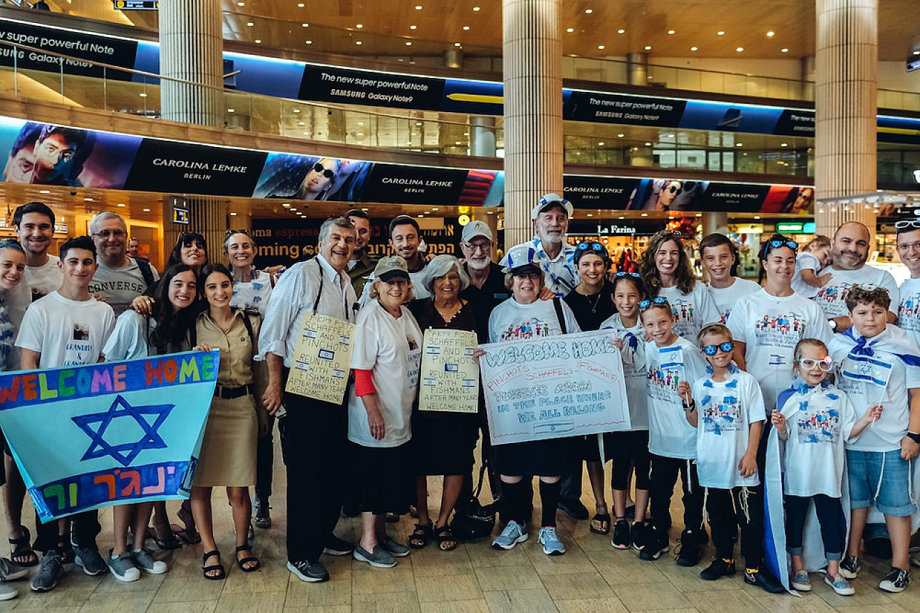 Friends and family greeting the Schaffel and Pinchot couples at Ben-Gurion International Airport after a Nefesh B’Nefesh group aliyah flight, October 2018. Credit: Jonny Finkel Photography.