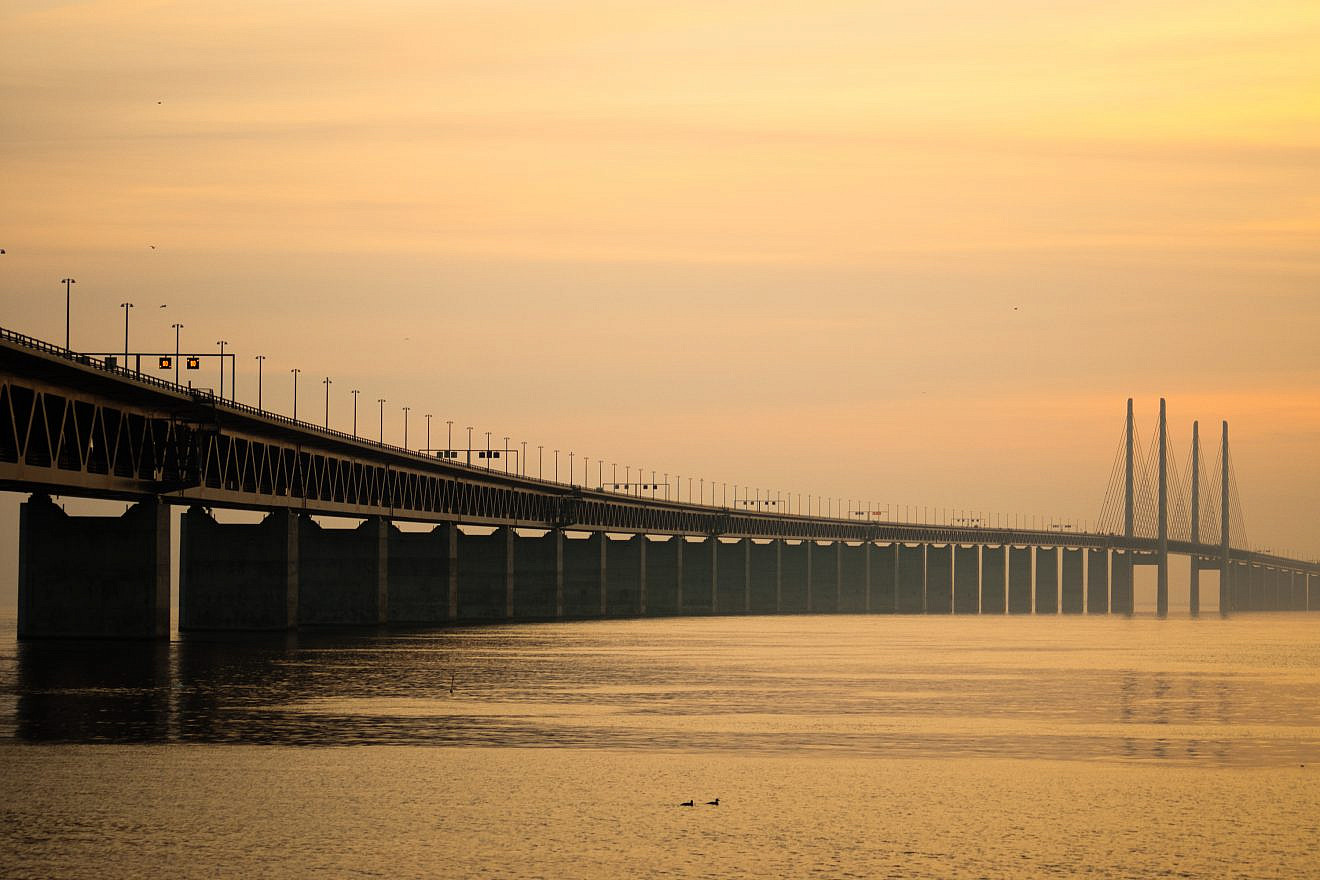 The Øresund Bridge, a conjoined twin-track railway and dual carriageway bridge-tunnel, connects Malmö to Copenhagen and the Scandinavian peninsula with Central Europe through Denmark. Credit: Wikimedia Commons.