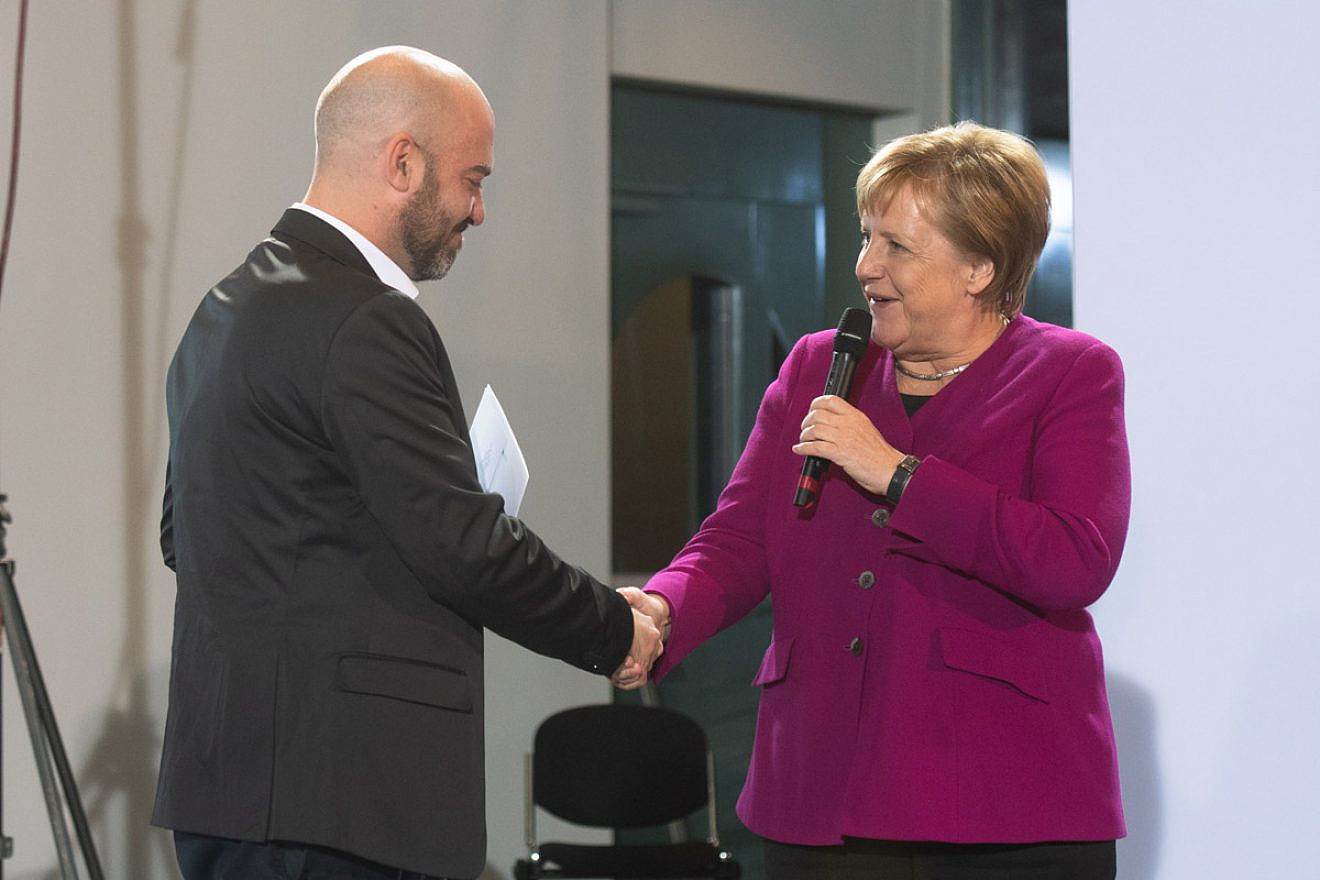 German Chancellor Angela Merkel presents the German Federal Government’s Integration Prize, Germany's highest honor for integration, to IsraAID's director in Germany Gal Rachman on Oct. 29, 2018. Credit: Bundesregierung/Plambeck.