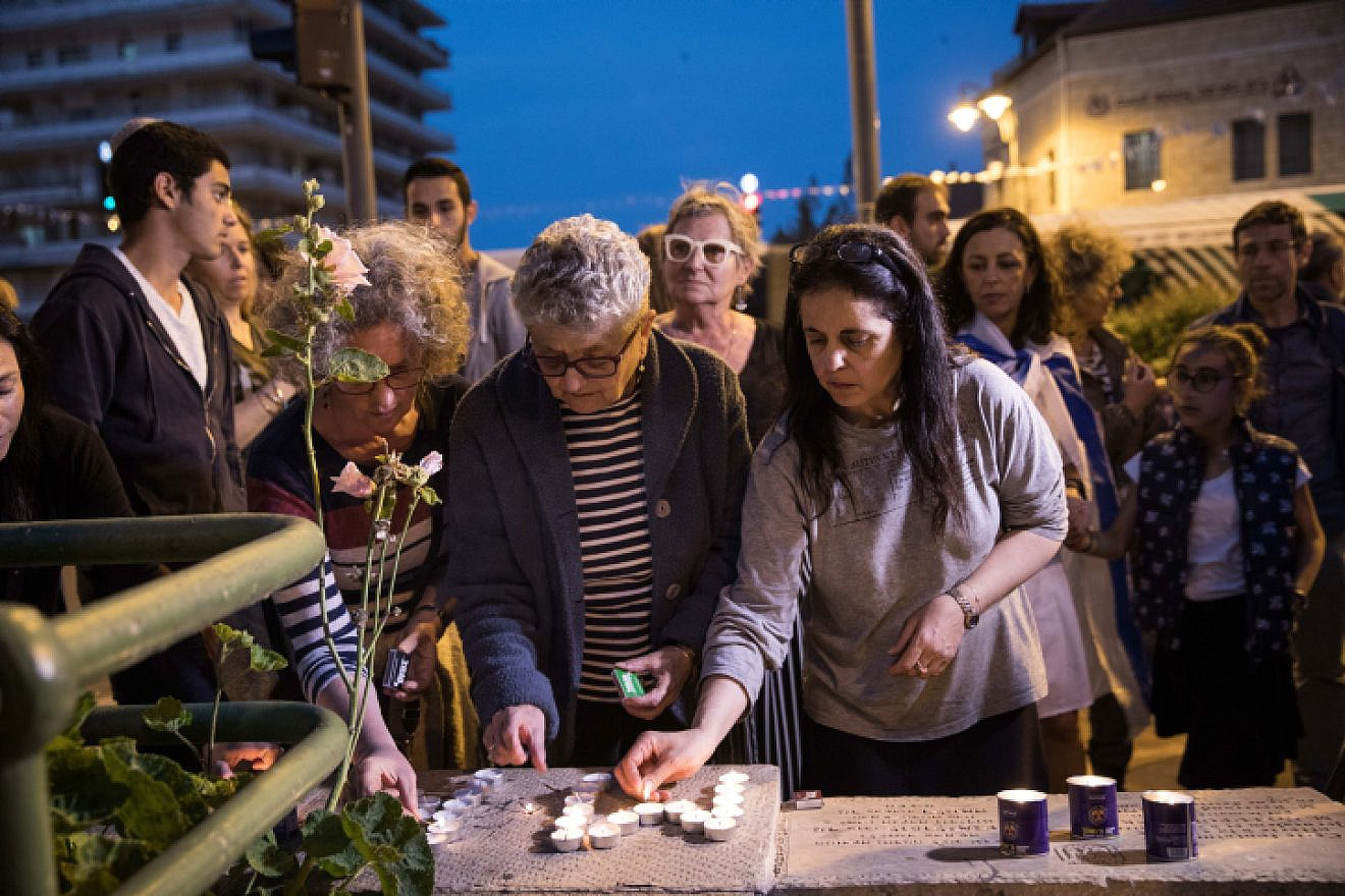 French Israelis light memorial candles as they gather at Paris Square in Jerusalem in a demonstration against anti-Semitism in France following the murder of Mireille Knoll, an 85-year-old Jewish woman in Paris, March 28, 2018. Photo by Hadas Parush/Flash90.