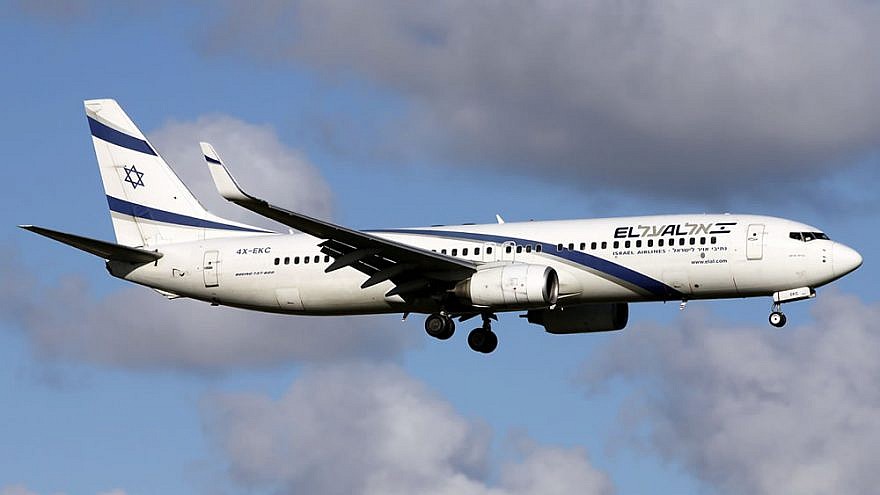 An El Al Israel Airlines Boeing 737-858. Credit: Andre Wadman/Wikimedia Commons.