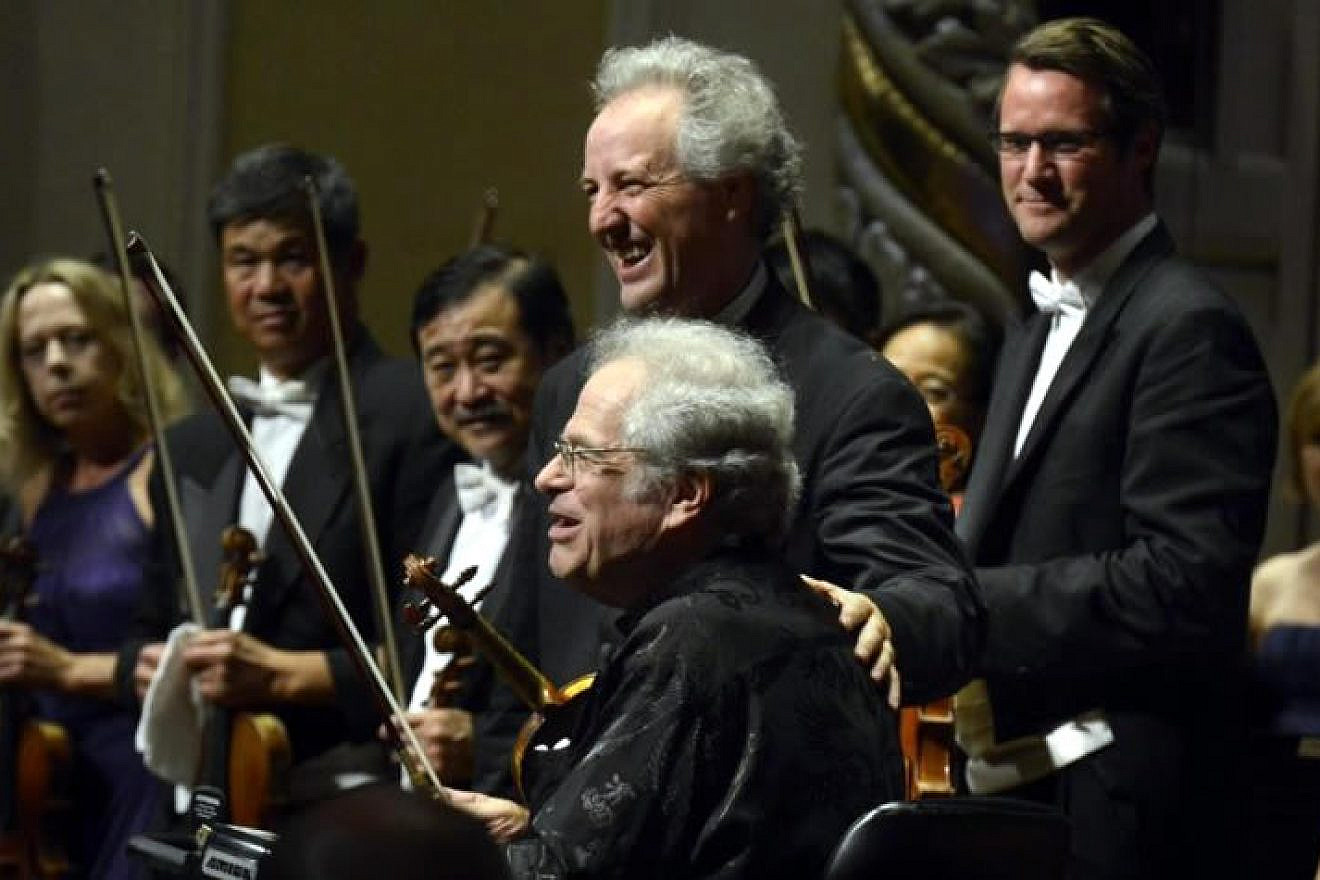 Israeli-American violinist Itzhak Perlman (seated) with music director of the Pittsburgh Symphony Orchestra Manfred Honeck at a Nov. 27, 2018 concert in honor of the 11 Jewish victims of the Tree of Life*Or L’Simcha Synagogue shooting. The concert will be aired nationwide on PBS on Dec. 11, 2018, as well as available afterwards by live-streaming. Credit: Pittsburgh Post-Gazette on http://www.itzhakperlman.com.