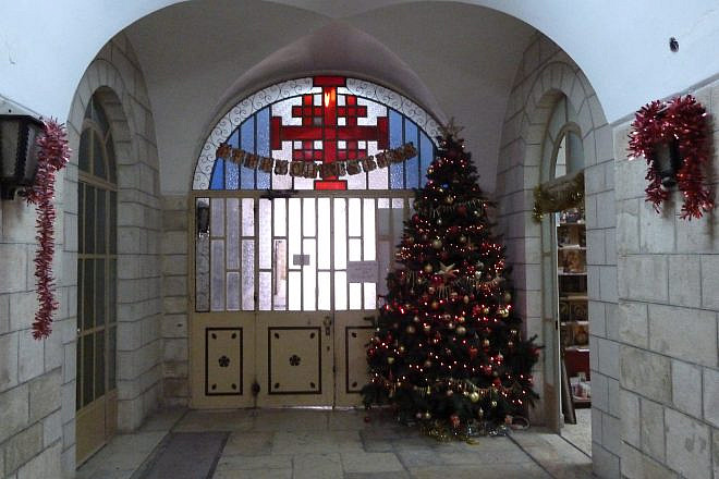 Old Jerusalem Custodian of the Holy Land Christmas tree. Credit: Djampa/Wikimedia Commons.