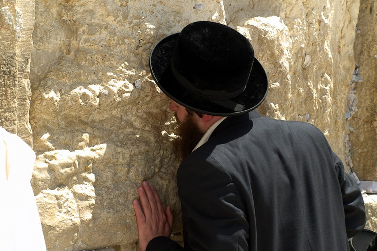 Prayer at the Western Wall in Jerusalem. Credit: David Shankbone/Wikimedia Commons.