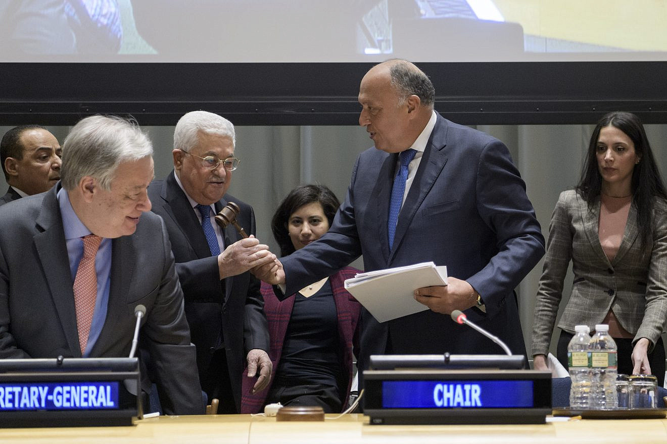 Palestinian leader Mahmoud Abbas (center- left), receives the gavel from Sameh Shoukry, Minister for Foreign Affairs of the Arab Republic of Egypt, at the handover ceremony of the Chairmanship of the Group of 77 from the Arab Republic of Egypt to the Palestinians. Credit: UN Photo/Manuel Elias.