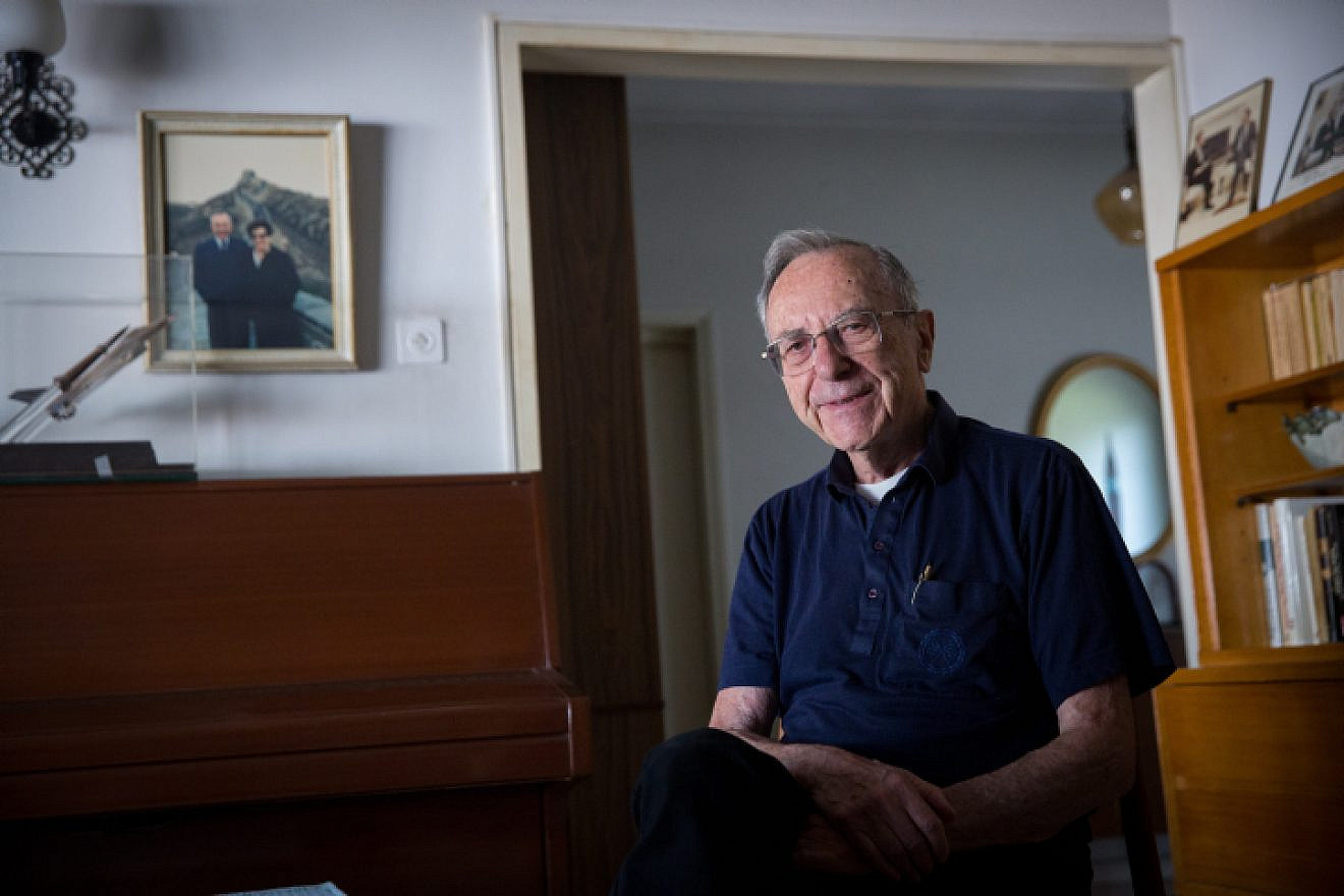 Former Israeli Minister of Defense and Minister of Foreign Affairs Moshe Arens in his home in Savyon on July 28, 2016. Photo by Miriam Alster/Flash90.