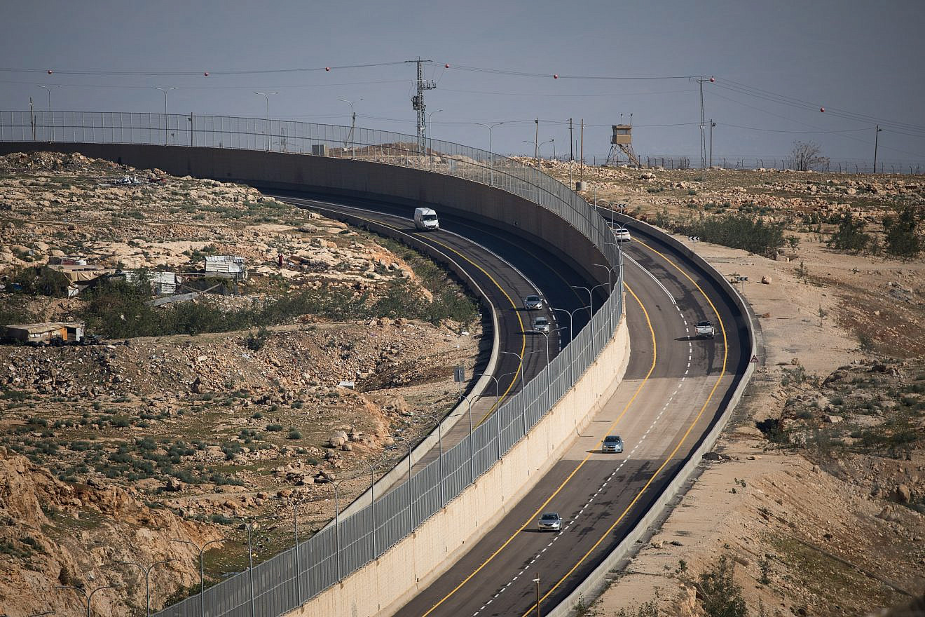 View of Route 4370, northeast of Jerusalem,  which connects the Geva Binyamin area to Route 1, and separates vehicles of Israeli citizens and non-citizens, Jan. 10, 2019. Photo by Yonatan Sindel/Flash90.