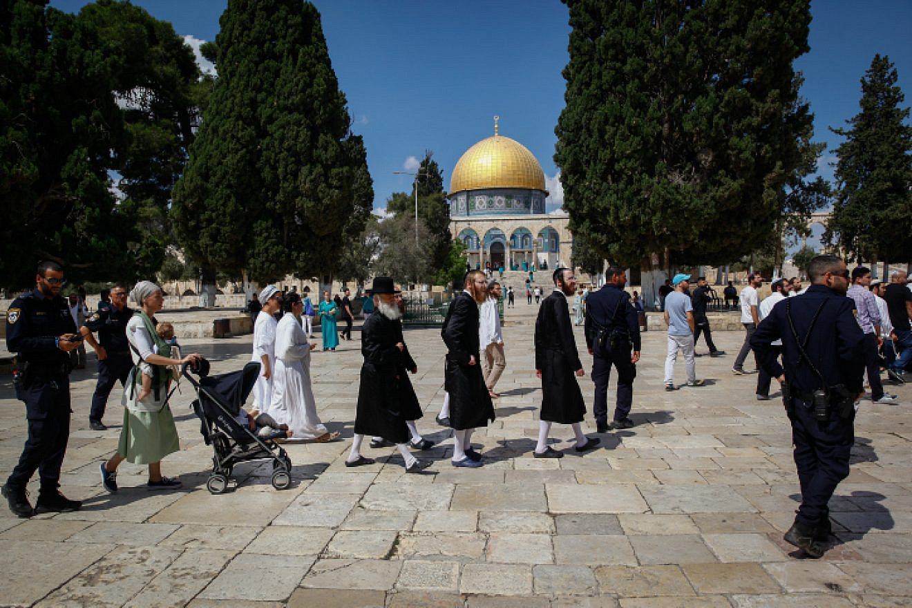 Israeli security forces escort a group of religious Jews as they visit the Temple Mount in Jerusalem's Old City on Yom Kippur, Sept. 19, 2018. Photo by Sliman Khader/Flash90.