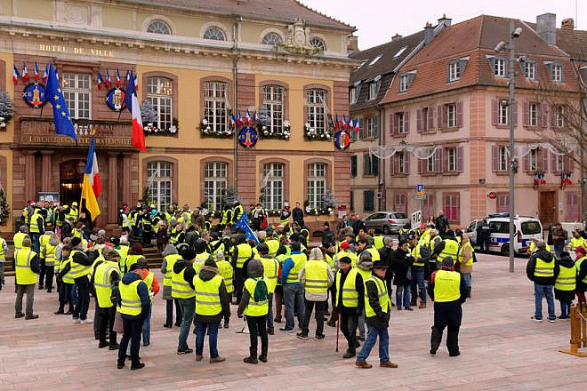 “Yellow-vests” protestrs in France on Dec. 29, 2018. Photo by Thomas Bresson via Wikimedia Commons.