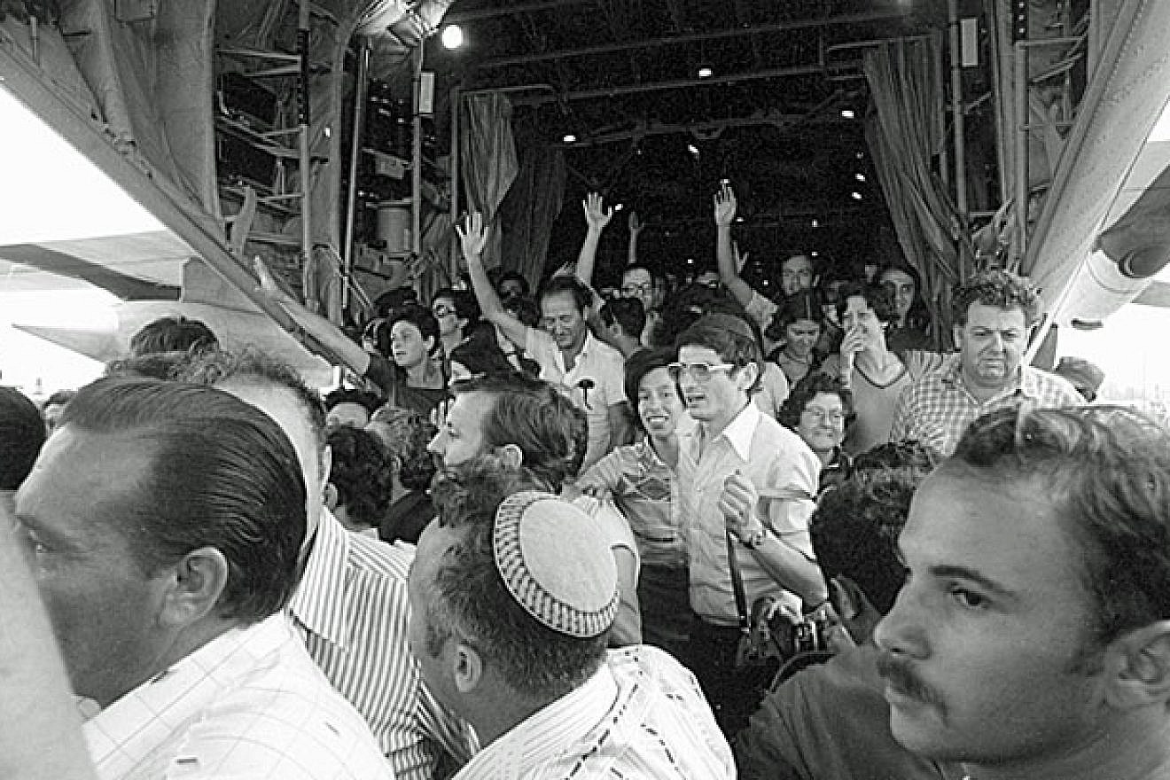 The rescued Air France passengers and crew coming off an Israel Air Force Hercules plane at Ben-Gurion International Airport, July 1976. Credit: Israel Government Press Office.
