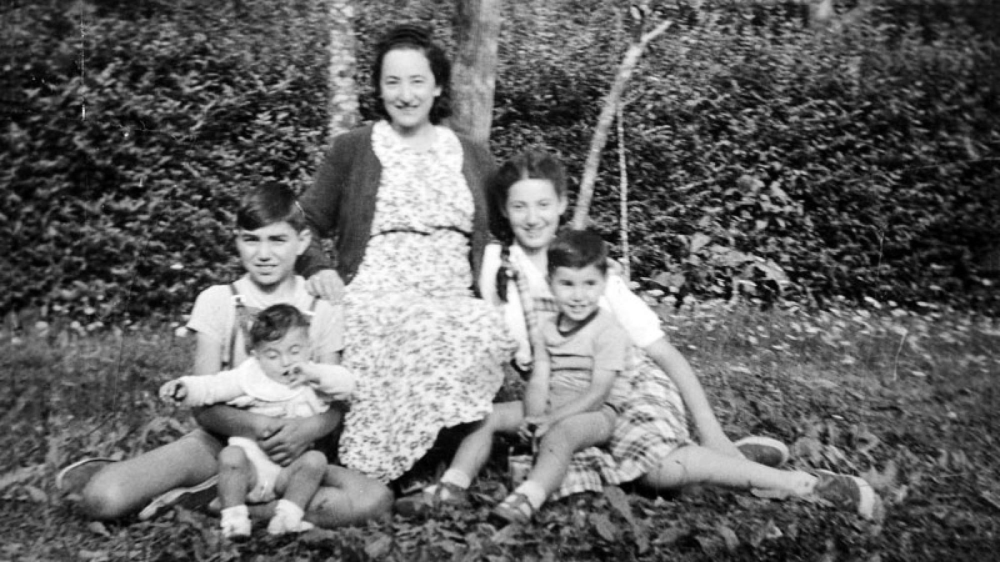 A photograph of Anna Ventura with her four children that she sent to her husband, Luigi, when he was in Paris in 1940. Credit: Yad Vashem.