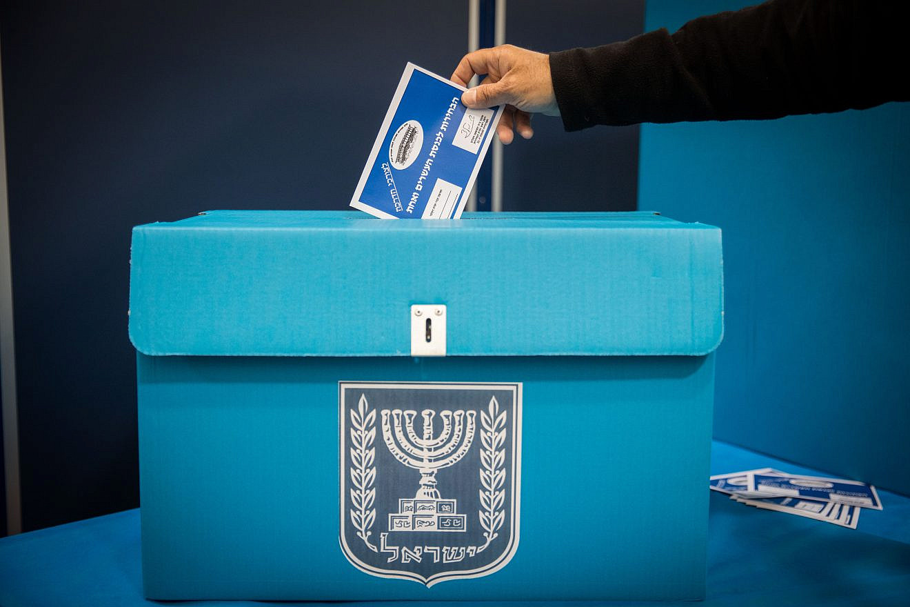 A man casts his vote at the central elections committee warehouse in Shoham on March 25, 2019. Credit: Noam Revkin Fenton/Flash90.