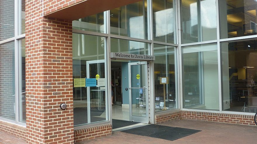 Walter Royal Davis Library entrance, University of North Carolina, Chapel Hill. Credit: Bbfd/Wikimedia Commons.