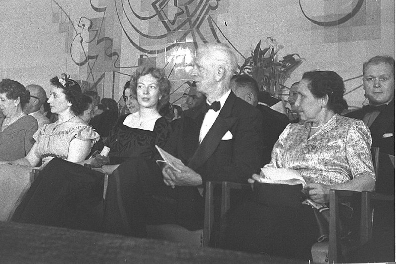 U.S. Ambassador James McDonald and Mrs. Ruth McDonald next to Zippora Sharett at a gala fashion show at the Sharon hotel in Herzliya, on April 7, 1949. Photo: National Photo Collection of Israel/Wikimedia Commons.