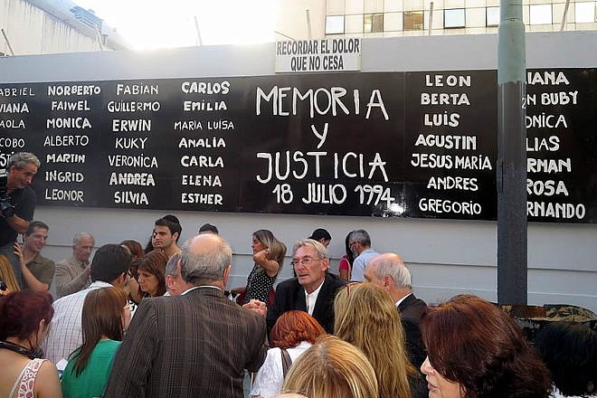 The front of the AMIA building in Buenos Aires, with the names of the 85 people who died in the July 18, 1994 bombing that also left more ta 300 injured, July 18 July 2015. Credit: Wikimedia Commons.