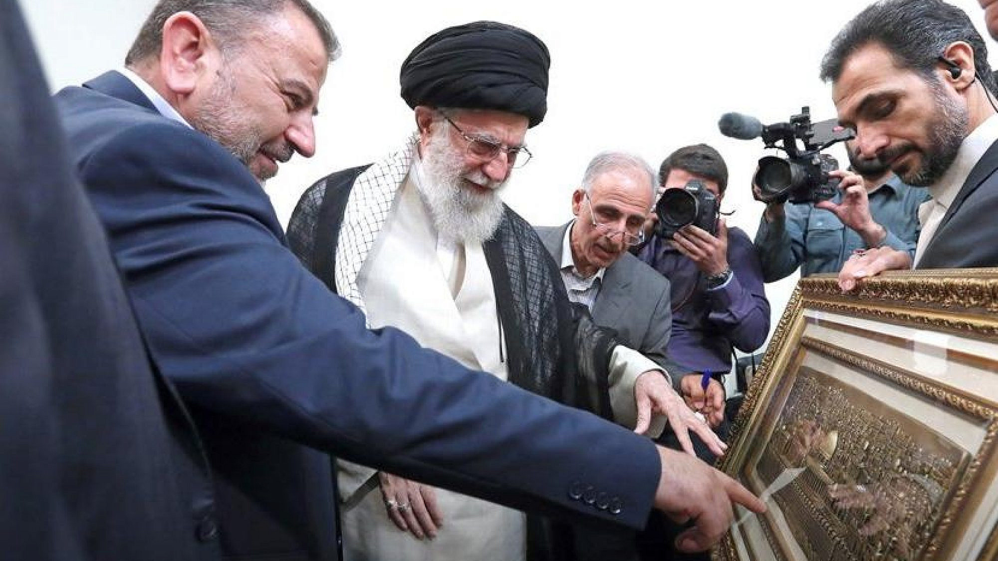 Then-Hamas deputy political chief Salah al-Arouri presents an image of Jerusalem to Iran's Supreme Leader Ayatollah Ali Khamenei in Tehran, July 22, 2019. Source: Screenshot.