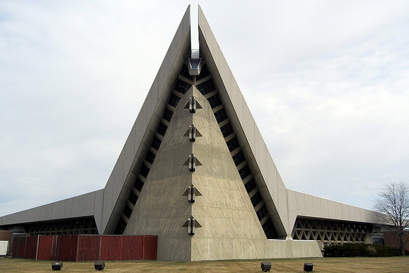 The Conservative Congregation Shaarey Zedek, Southfield, Mich., built in 1962, after the Jewish migration from the city of Detroit to the surrounding suburbs, which made driving to services essential. Credit: Wikimedia Commons.