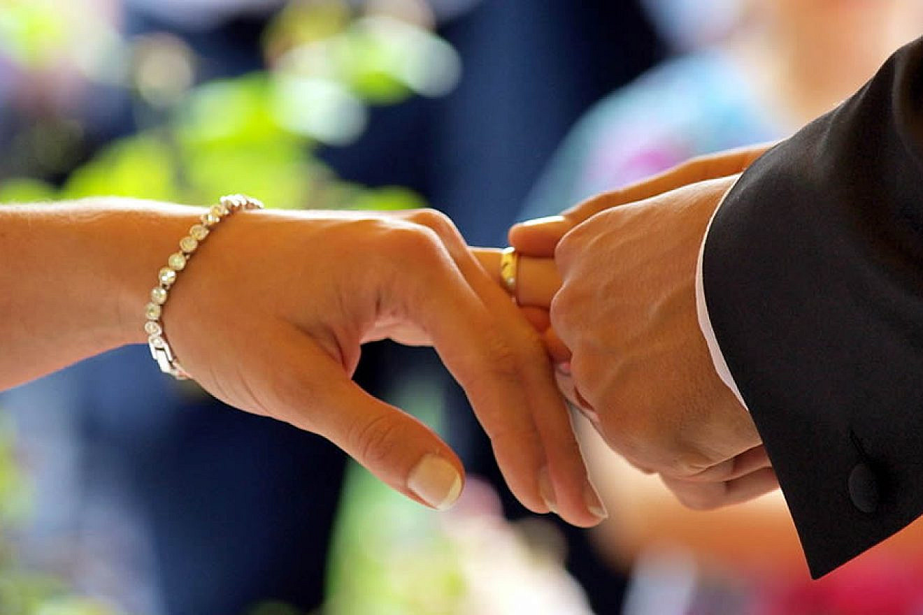 Placing the wedding ring. Photo: Petar Milošević via Wikimedia Commons.