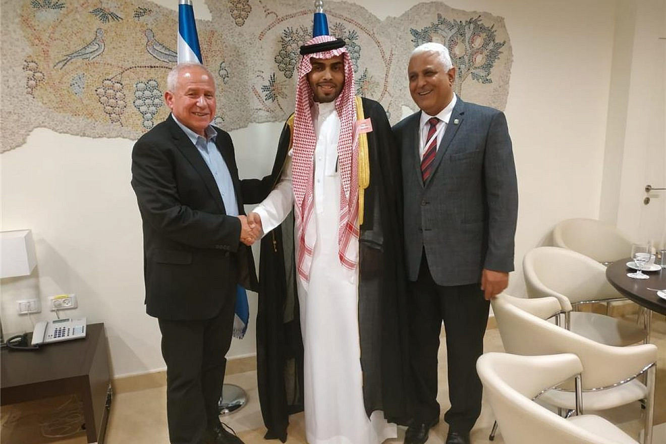 Saudi blogger Mahmoud Saud meets with the Knesset’s Foreign Affairs and Defense Committee chairman MK Avi Dichter. Credit: Israeli Knesset.
