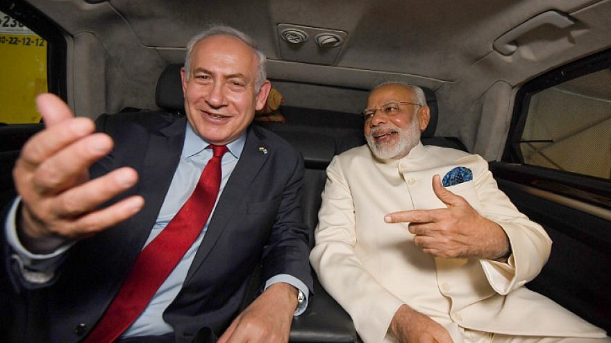 Israeli Prime Minister Benjamin Netanyahu and Indian Prime Minister Narendra Modi after a farewell ceremony in Modi's honor at Ben-Gurion Airport, July 4, 2017. Photo by Haim Zach/GPO.