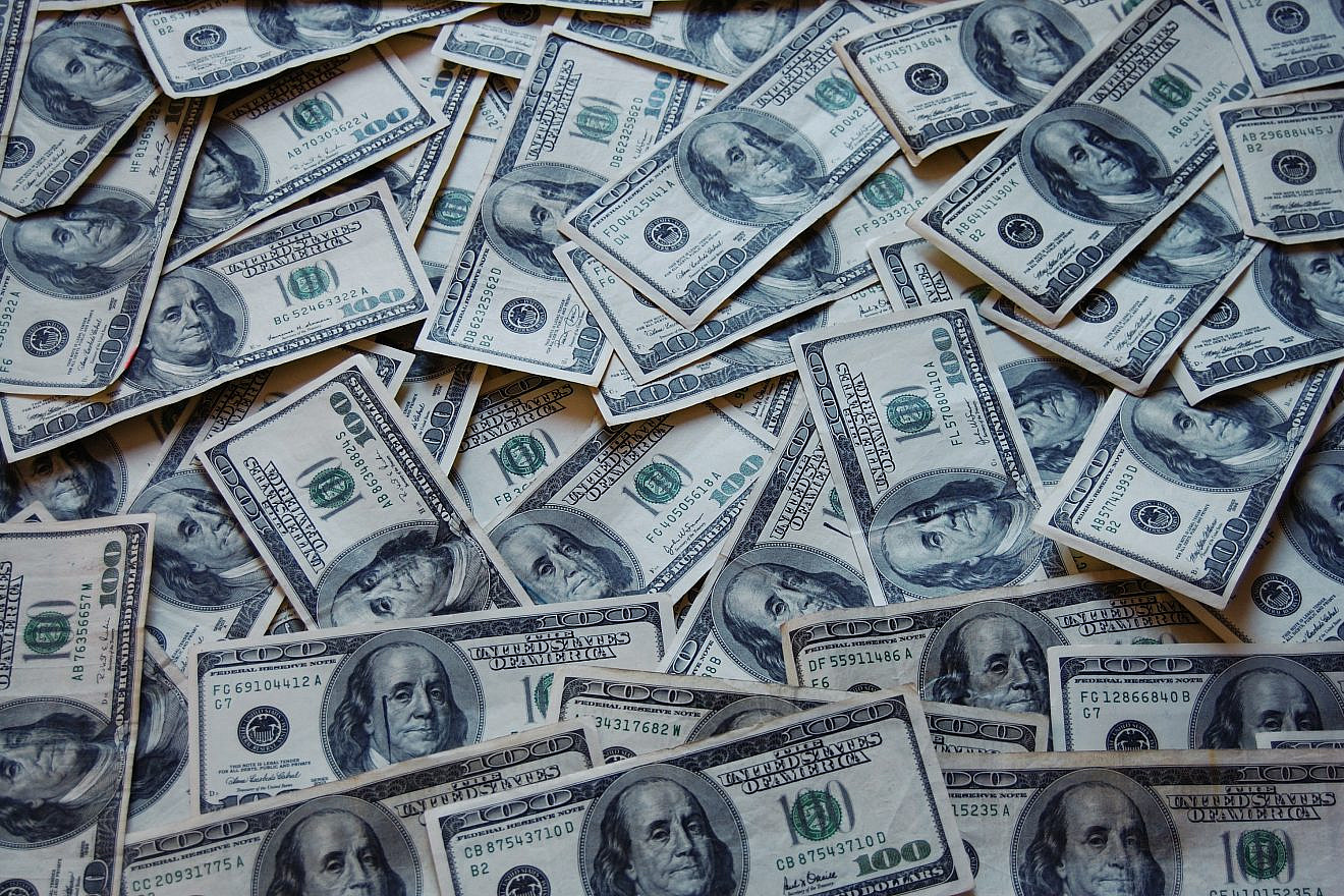 U.S. $100 bills. Credit: Wikimedia Commons.