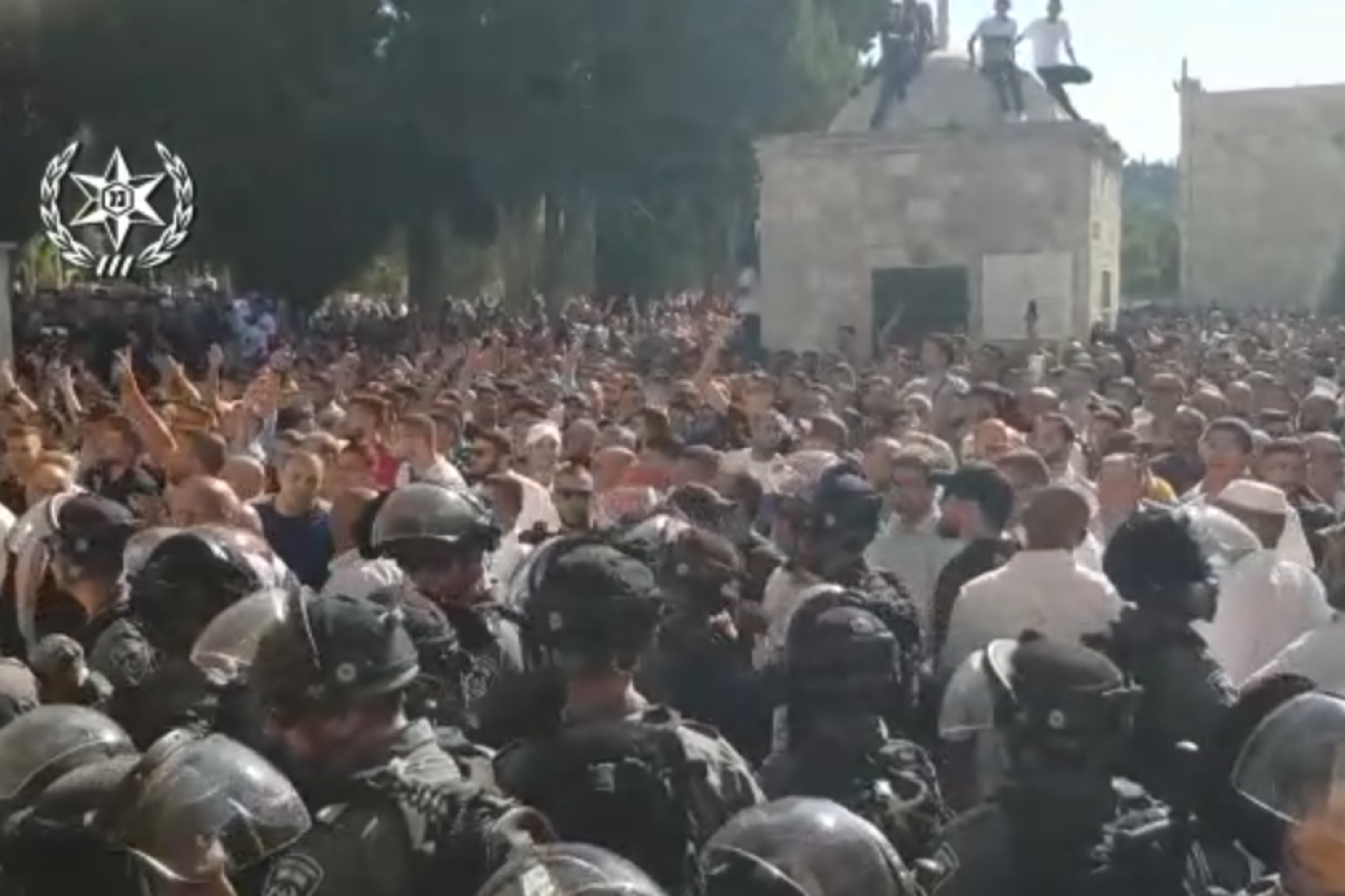 Thousands of Muslim worshippers confront Israeli police on the Temple Mount in a protest against Jews assembling to enter the site for Tisha B'Av, a holiday marking the destruction of the two Temples, Aug. 11, 2019. Source: Screenshot.