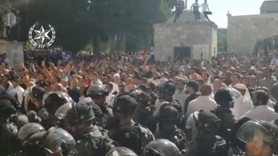 Thousands of Muslim worshippers confront Israeli police on the Temple Mount in a protest against Jews assembling to enter the site for Tisha B'Av, a holiday marking the destruction of the two Temples, Aug. 11, 2019. Source: Screenshot.