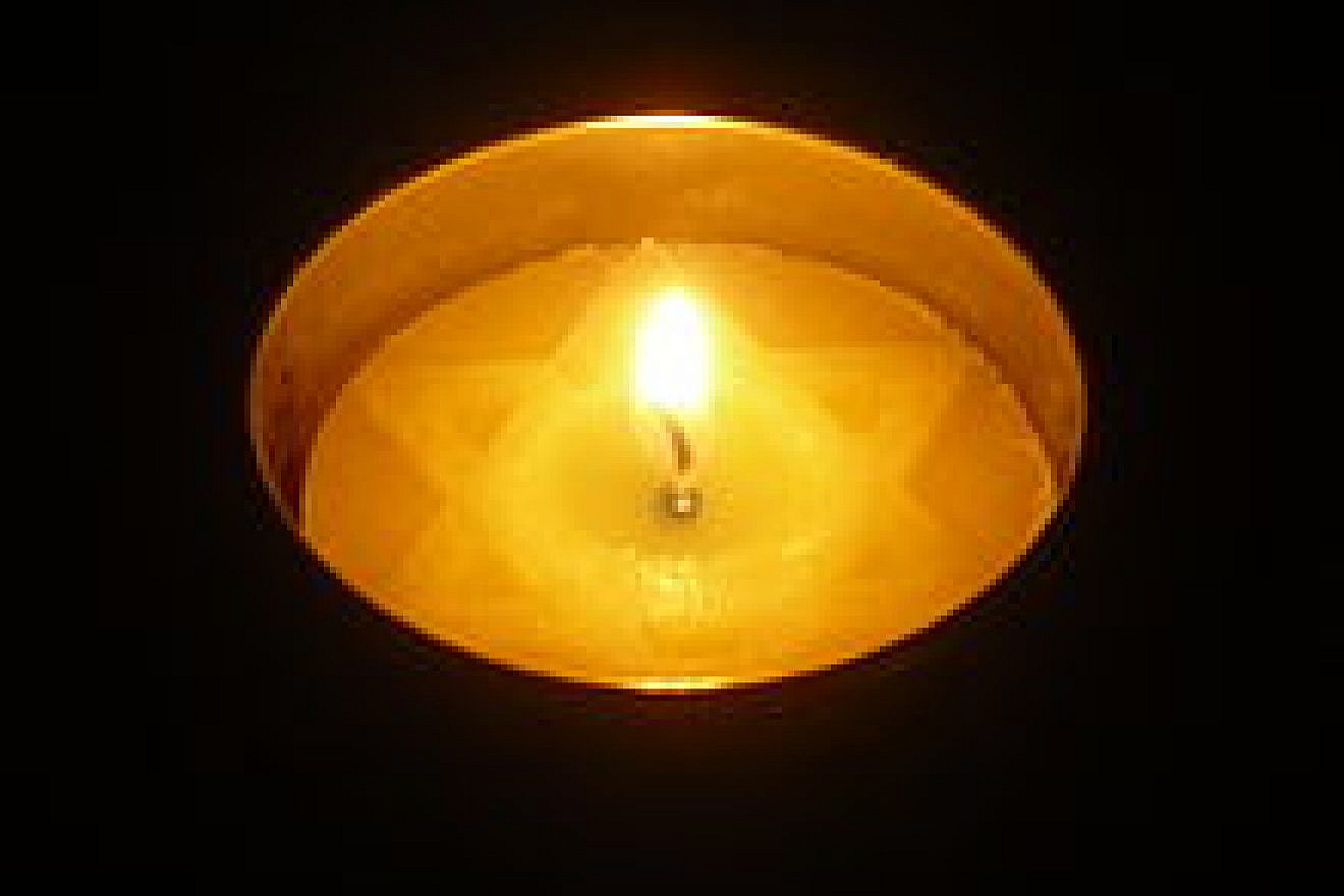 A yahrzeit candle. Credit: Wikimedia Commons.
