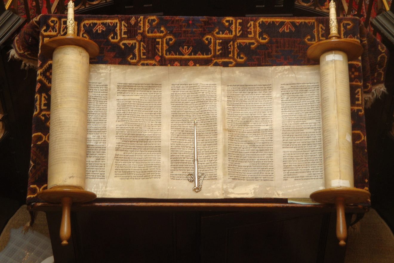 An open Torah Scroll. Credit: Wikimedia Commons.