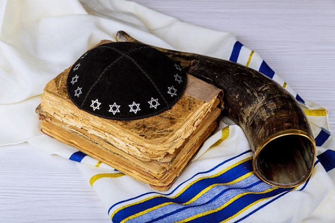 Jewish religious items. Credit: Freepik.
