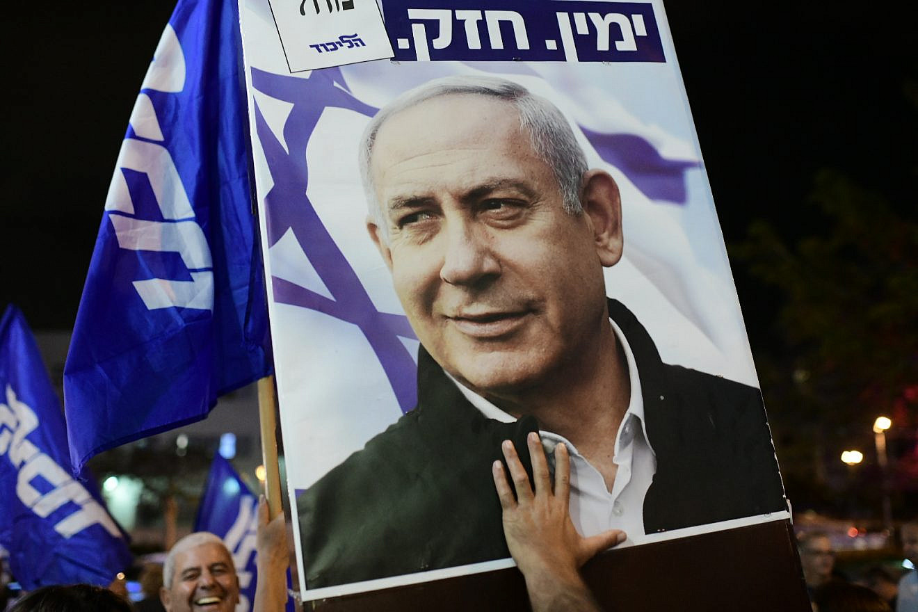 Israelis demonstrate in support of Prime Minister Benjamin Netanyahu outside the house of Attorney General Avichai Mandelblit, ahead of the hearing on the corruption cases in which Netanyahu is a suspect, on Oct. 1, 2019. Credit: Tomer Neuberg/Flash90.