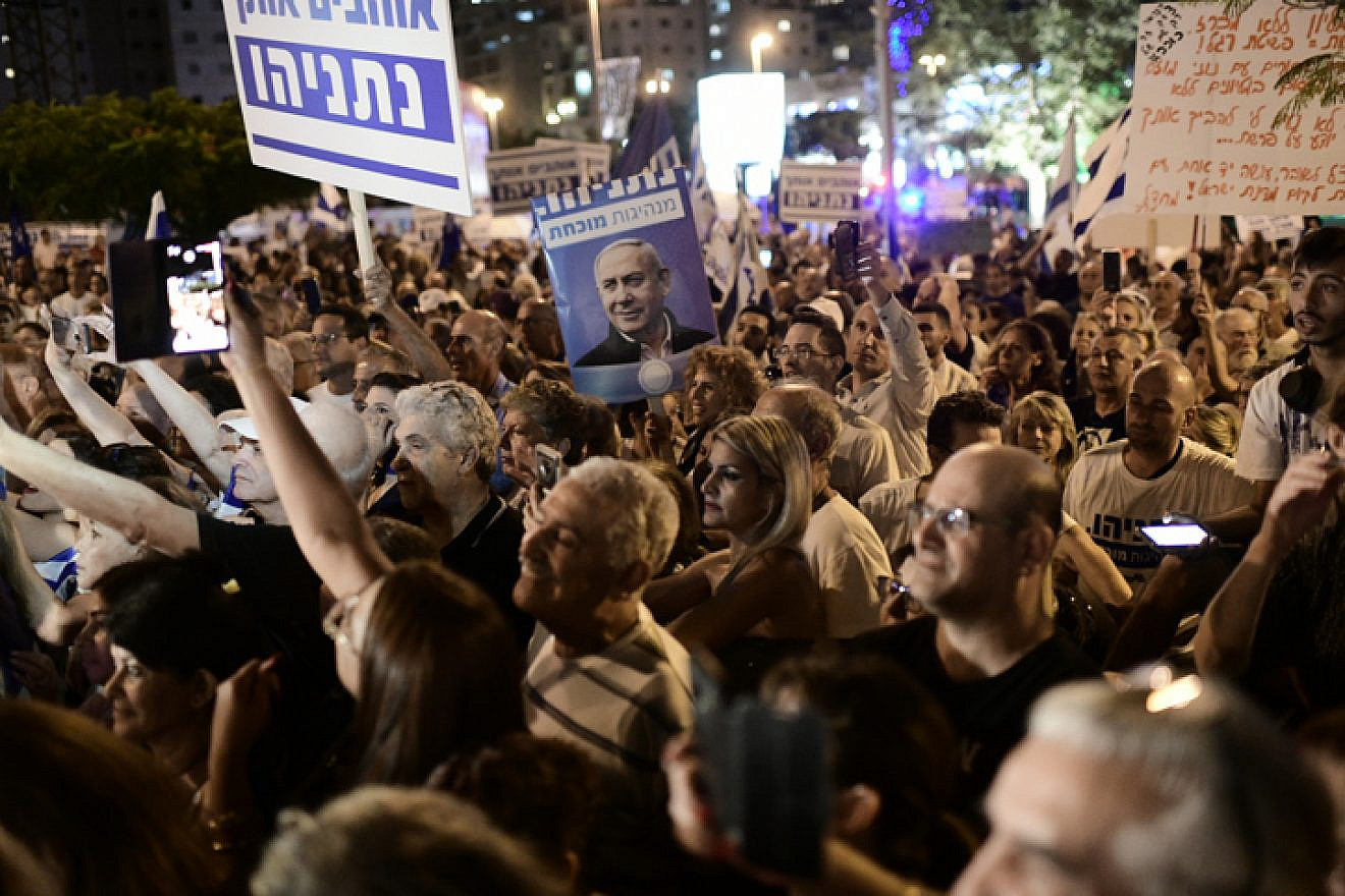 Israelis demonstrate in support of Prime Minister Benjamin Netanyahu outside the house of Attorney General Avichai Mandelblit ahead of his hearing on corruption cases, Oct. 5, 2019. Photo by Tomer Neuberg/Flash90.