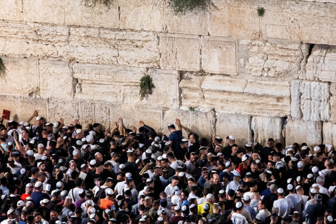 Thousands attend a prayer service ahead of Yom Kippur at the Western Wall in the Old City of Jerusalem on Oct. 8, 2019. Photo by Yonatan Sindel/Flash90.