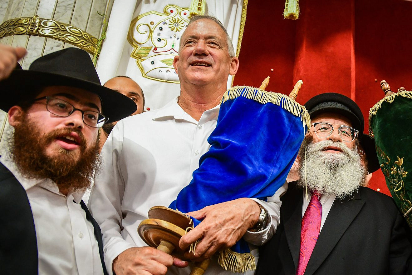 Blue and White Party leader Benny Gantz during Simchat Torah celebrations in Kfar Chabad, Israel, on Oct. 21, 2019. Photo by Yossi Zeliger/Flash90.