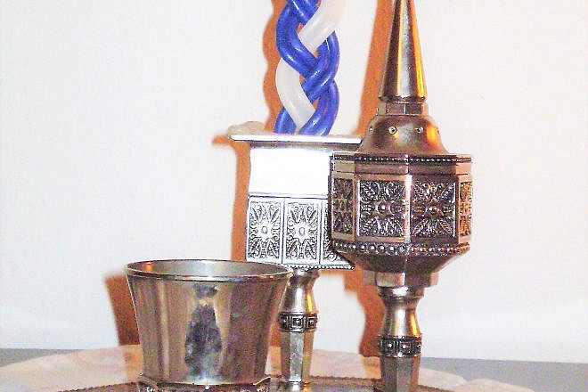 A Havdalah set. Source: Wikimedia Commons.